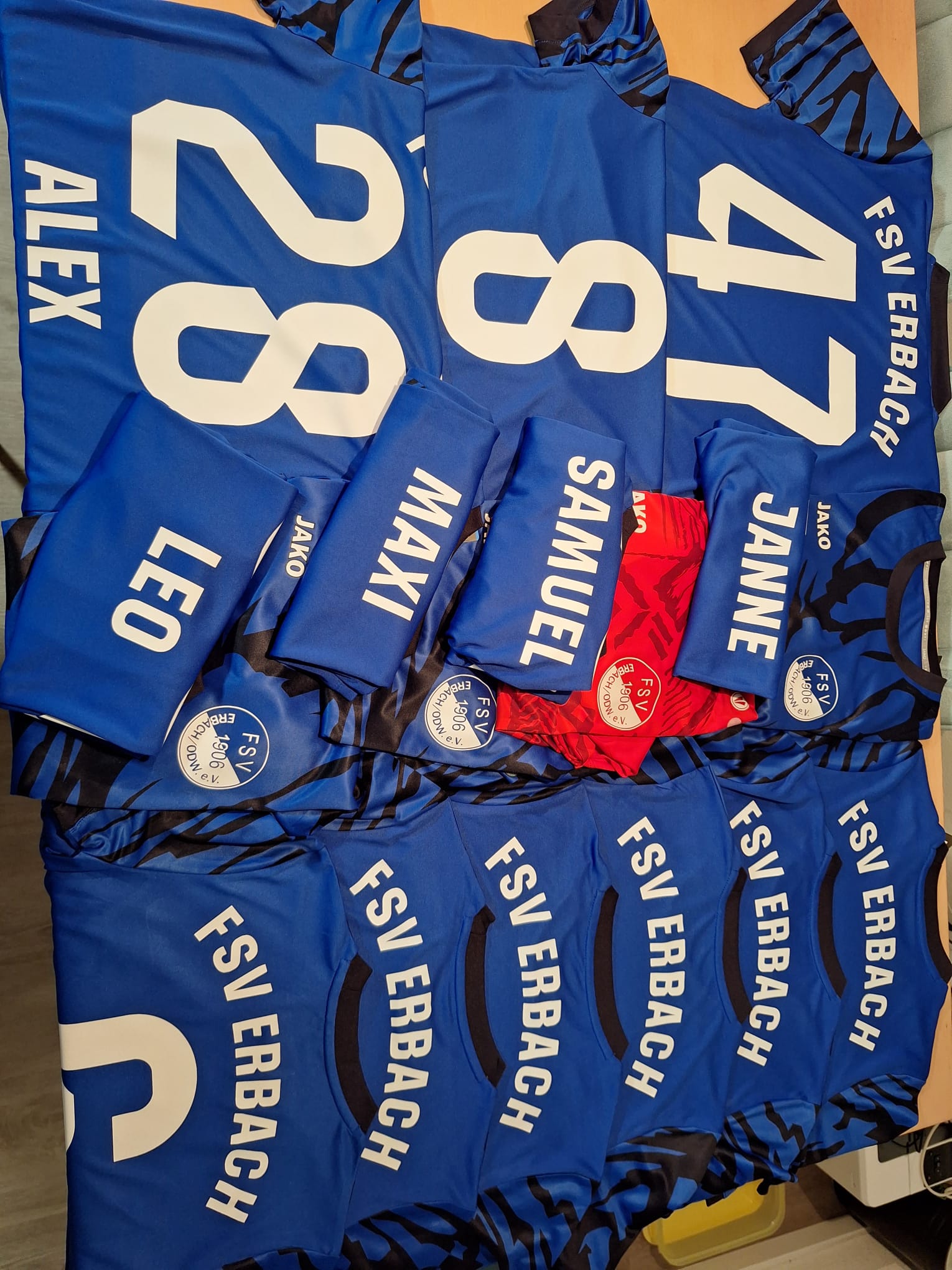 Vereins-Trikots mit Namen und Nummern